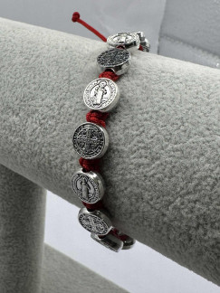 Nursiai Szent Benedek medálos piros karkötő