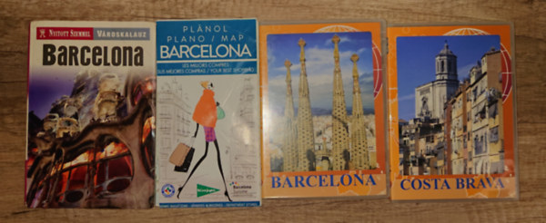 Barcelona �tik�nyv + 3 hasznos kieg�sz�t� aj�nd�kba Barcelon�ba k�sz�l�knek: Barcelona (Nyitott szemmel) + Barcelona (DVD), Costa Brava (DVD), Barcelona (t�rk�p)