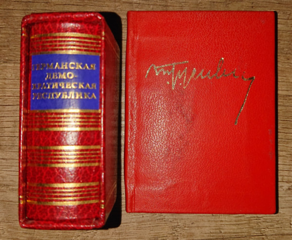 2 db orosz nyelvű szép kiállítású minikönyv a szovjetidőkből