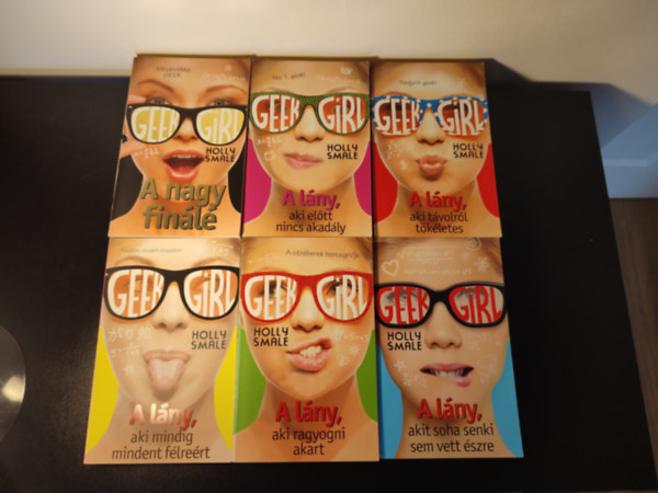 Holly Smale - Geek Girl 1-6. (A lány, akit soha senki sem vett észre / A lány, aki mindig mindent félreért / A lány, aki távolról tökéletes / A lány, aki ragyogni akart / A lány, aki előtt nincs akadály / A nagy finálé)