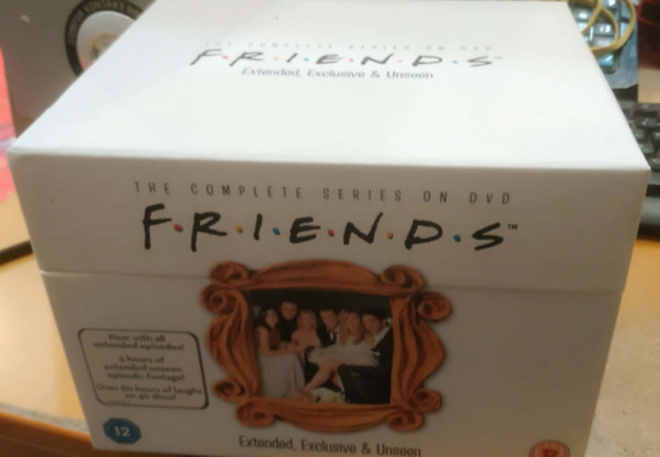 Courteney Cox, David Schwimmer - Friends Extended, Exclusive & Unseen - J�bar�tok Teljes 10 �vad �s f�zet, d�szdobozban (40 DVD)