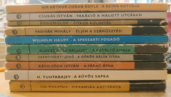 Bogomolov, Beljajev, Christian Vulpius, Ráth-Végh István, Szentiványi Jenő, Padisák Mihály, Csukás István, H. Tuhtabajev, Wilhelm Hauff, Arthur Conan Doyle - 10 db Delfin könyv: A bűvös sapka; A fáraó átka; A görög gálya titka; A kétéltű ember; A sátán kutyája; A spessarti fogadó; Éljen a száműzetés!; Haramiák kapitánya; Titkos küldetés; Vakáció a halott utcában