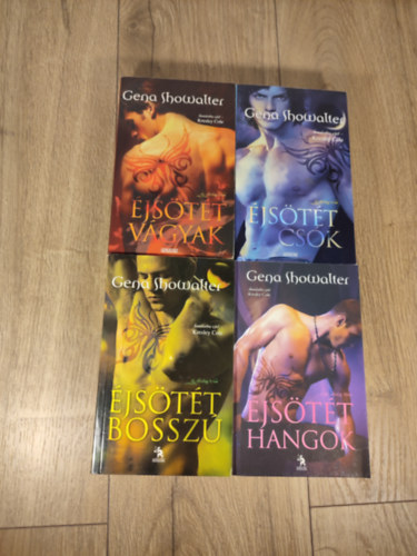 Gena Showalter - Az Alvilág Urai 1-4. (Éjsötét vágyak, Éjsötét csók, Éjsötét bosszú, Éjsötét hangok)