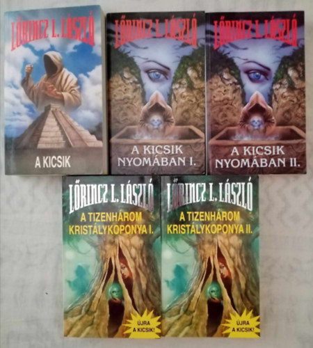 Lrincz L. Lszl (Leslie L. Lawrence) - Lrincz L. Lszl: Kicsik Teljes Trilgia (5 ktetben) - A kicsik / A kicsik nyomban I-II. / A tizenhrom kristlykoponya I-II.