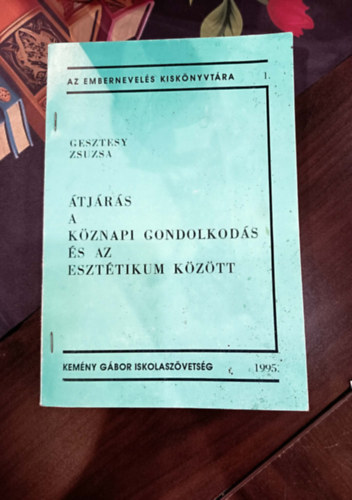 Gesztesy Zsuzsa - �tj�r�s a k�znapi gondolkod�s �s az eszt�tikum k�z�tt. Komplex m�v�szeti gyakorlatok gy�jtem�nye 6-12 �vesek sz�m�ra .