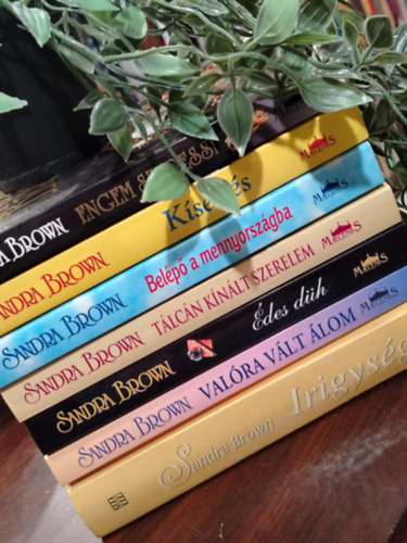 Brown Sandra - K�NYVMENT� AJ�NLAT, 7 DB. Sandra Brown rajong�knak. Engem szeress!, K�s�rt�s, Bel�p� a mennyorsz�gba, T�lc�n k�n�lt szerelem, �des d�h, Val�ra v�lt �lom, Irigys�g