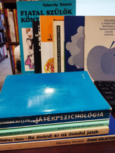 B. Mhes Vera, Majorossy Judit, Dr. Frenkl Rbert, Kovsznai Kat, Dr. Gyrgy Jlia, Susanna Millar, Mszros Vincn, Vekerdy Tams - Pedaggia 10 db KNYVMENT AJNLAT: A nehezen nevelhet gyermek, Jtszik a gyerek, A sport helye az egszsgnevelsben, Egytt az els osztlyba, Az vn s az vodai jtk, tmutat a krnyezetismereti feladatlapok felhasznl