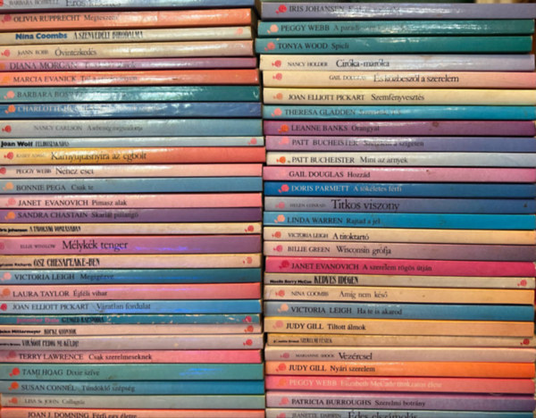 Iris Johansen, Peggy Webb, Tonya Wood, Nancy Holder, Gail Douglas, Joan Elliott Pickart, Theresa Gladden, Leanne Banks, Patt Bucheister - 56 db a Vörös Rózsa sorozatból