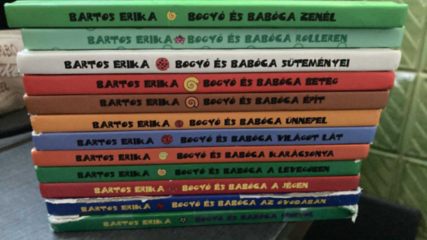 Bartos Erika - 12 db Bogy s Babca: Zenl, A rolleren, Stemnyei, Beteg, pt, nnepel, Vilgot lt, Karcsonya, A levegben, A jgen, Az vodban, Sportol