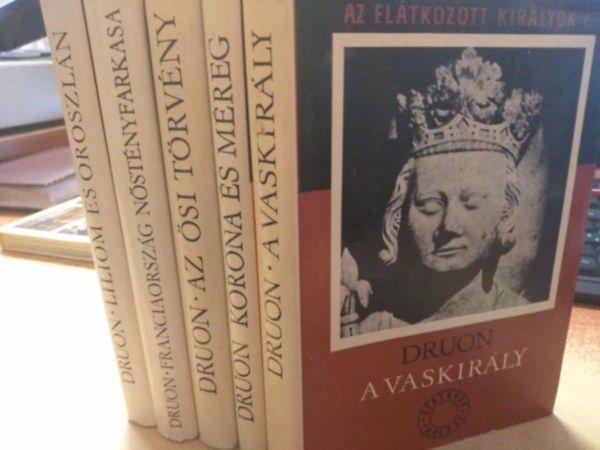 Druon - Az eltkozott kirlyok - Az si trvny, Franciaorszg nstnyfarkasa, Liliom s oroszln
