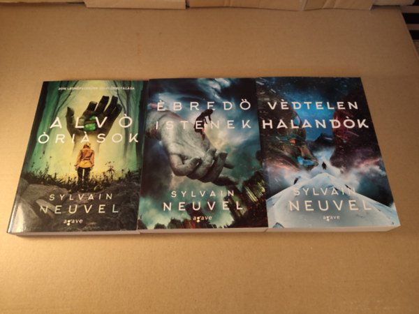 Sylvain Neuvel - Themisz-akták 1-3. (Alvó óriások, Ébredő istenek, Védtelen halandók)