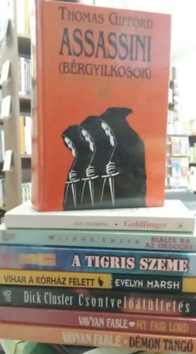 Vavyan Fabe, Dick Cluster, Evely Marsh, Wilbur Smith, Ian Fleming, Thomas Gifford - 8 db-os K�NYVMENT� AJ�NLAT, krimi: D�montang�+ My fair Lord+ Csontvel��t�ltet�s+ Vihar a k�rh�z felett+ A tigris szeme+ Ki�lts r� az �rd�gre!+ Goldfinger+ Assassini (b�rgyilkosok)