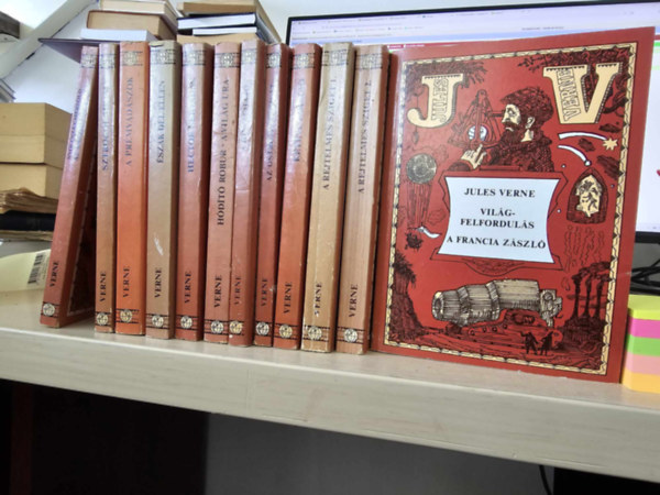 Verne Gyula, Jules Verne - 11db Verne k�tet, K�NYVMENT� AJ�NLAT: A francia z�szl�, K�t�vi vak�ci�, Az ostromz�ron �t, A dunai haj�s, H�d�t� Robur/ A vil�g ura, Hector Servadac, �szak d�l ellen, A pr�mvad�szok, Sztrogof Mih�ly, Nyolcsz�z m�rf�ld az Amaz