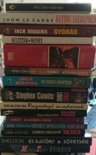 Martha Tailor, Sidney Sheldon, R. Ludlum, Stephen Coonts, Paul Monette, John Ralston Saul, Jack Higgins, A.J. Quinnel, Steven Griffiths, John le Carr�, Mickey Spillane - 15 db-os K�NYVMENT� AJ�NLAT, krimi: Hal�los hajsza+ Kett�s szerepben+ Gy�n�s+ Money+ Gwan Dai nev�ben+ K�nvallat�s+ Az �rd�g �rint�se+ V�r�s lovas+ Ragadoz� madarak+ �vad�k+ Az Osterman-v�kend+ �larc n�lk�l+ Hajsza+ �s r�t�r