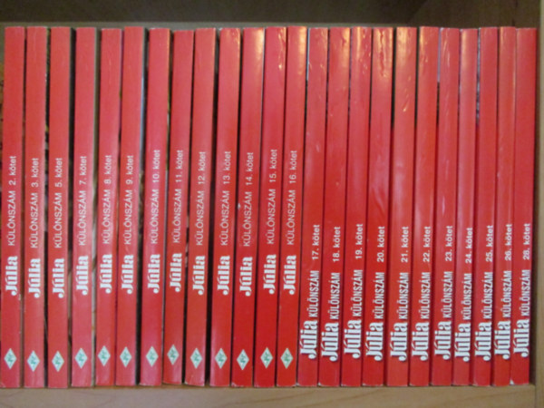 T�bb szerz� - J�lia k�l�nsz�m 2-28 (27db)