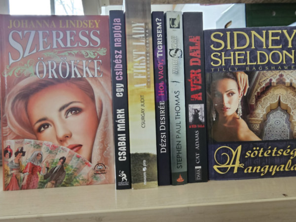 Johanna Lindsey, Csabai M�rk, Csurgay Judit, D�zsi Desir�e, Stephen Paul Thomas, Cat Adams, Sidney Sheldon-Tilly Bagshawe - 7db sz�rakoztat� irodalom, K�NYVMENT� AJ�NLAT: Szeress �r�kk�+ Egy csib�sz napl�ja+ A First Lady+ Hol vagy tigrisem?+ A csend kezdete (World War S)+ A v�r dala+ A s�t�ts�g angyala