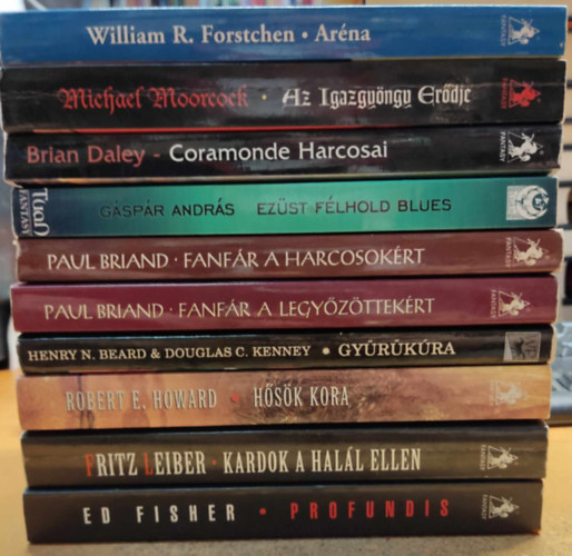 William R. Forstchen, Robert E. Howard, Brian Daley, Fritz Leiber, Gspr Andrs, Paul Briand, Michael Moorcock, Ed Fisher, Henry N. Beard - Douglas C. Kenney - 10 db fantasy: Arna; Az Igazgyngy Erdje; Coramonde Harcosai; Ezst flhold blues; Fanfr a harcosokrt; Fanfr a legyzttekrt; Gyrkra; Hsk kora; Kardok a hall ellen; Profundis