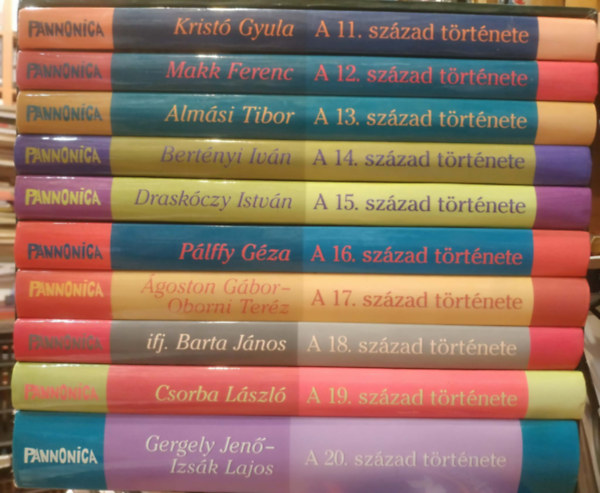 Krist� Gyula, Ferenc Makk, Alm�si Tibor, Dr. Alm�si Tibor, Bert�nyi Iv�n, Drask�czy Istv�n, P�lffy G�za, �goston G�bor, Oborni Ter�z, Ifj. Barta J�nos, Csorba L�szl�, Gergely Jen�, Izs - Pannonica: Magyar sz�zadok (ritka, 10 k�tet)