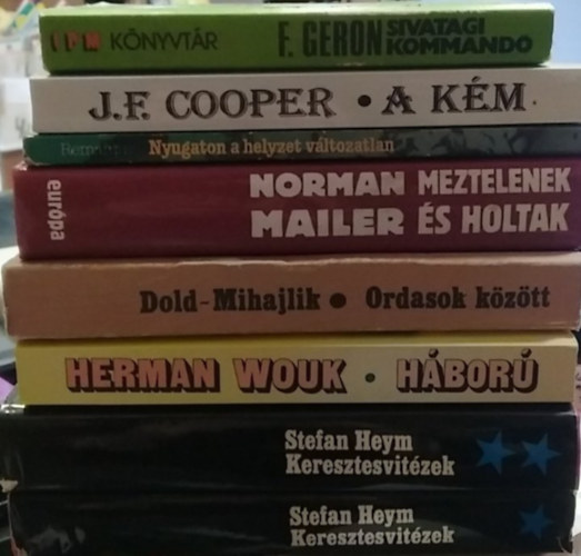 Stefan Heym, Herman Wouk, Dold-Mihajlik, Norman Mailer, Remarque, J. F Cooper, Frank Geron - 7 db-os K�NYVMENT� AJ�NLAT, h�bor�s reg�ny nyolc k�tetben: Keresztesvit�zek I-II.+ H�bor�+ Ordasok k�z�tt+ Meztelenek �s holtak+ Nyugaton a helyzet v�ltozatlan+ A k�m+ Sivatagi kommand�