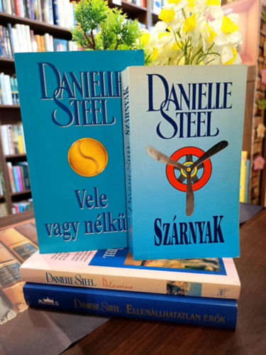 Danielle Steel - Danielle Steel k�nyvcsomag 4 darabos K�NYVMENT� AJ�NLAT: Sz�rnyak, Vele vagy n�lk�le, Palomino, Ellen�llhatatlan er�k