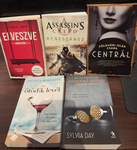Földvári-Oláh Csaba, Sylvia Day, Oliver Bowden, Hidasi Judit, Nicola Moriarty - 5 db-os szórakoztató irodalmi KÖNYVMENTŐ AJÁNLAT: Centrál +Hozzád kötve +Assassin's Creed/ Reneszánsz +Elveszve +Az ötödik levél