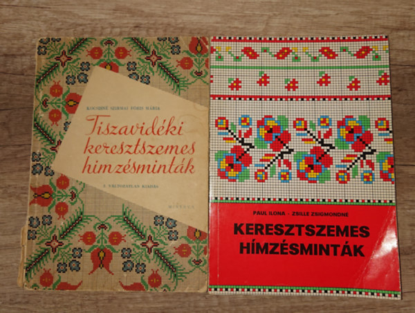 Kocsisn� Szirmai F�ris M�ria, Paul Ilona-Zsille Zsigmondn� - 2 kiadv�ny a keresztszemes h�mz�smint�kr�l: Tiszavid�ki kereszztszemes h�mz�smint�k + Keresztszzemes h�mz�smint�k