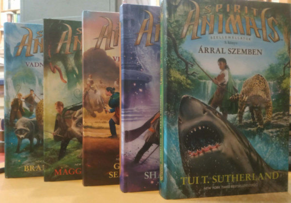 Brandon Mull, Maggie Stiefvater, Garth Nix, Sean Williams, Shannon Hale, Tui T. Sutherland - Szellem�llatok 1-5.: Vadnak sz�letett + A hajsza + V�rk�tel�kek + T�z �s j�g + �rral szemben