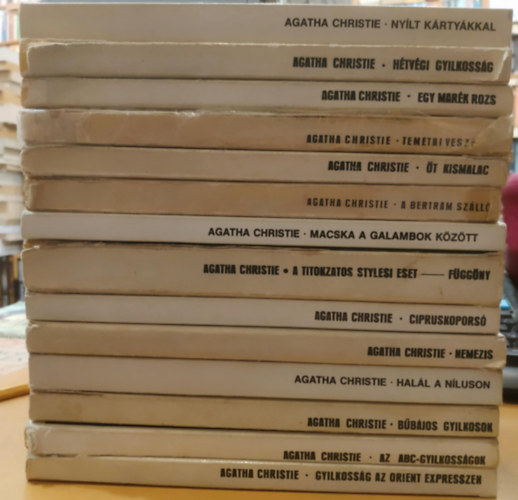 Agatha Christie - 14 db Agatha Christie: Nylt krtykkal; Htvgi gyilkossg; A Bertram szll; t kismalac; Temetni veszlyes; Egy mark rozs; Macska a galambok kztt; A Titokzatos Stylesi eset/Fggny; Cipruskopors