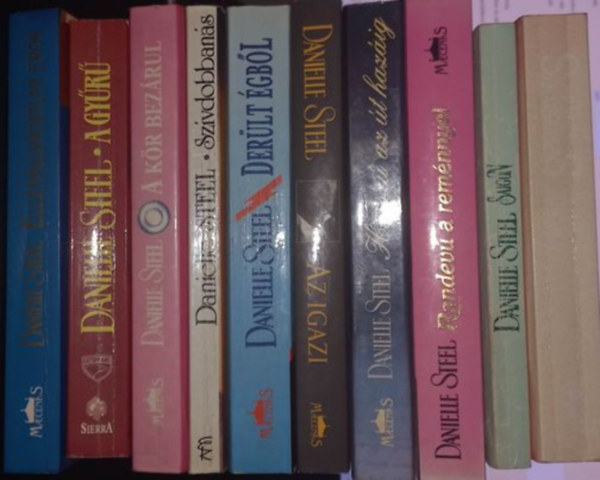 Danielle Steel - Danielle Steel knyvcsomag (10 darab) Szerelmes nyrut, Az igazi, Hossz az t hazig, Randev a remnnyel, Saigon, Derlt gbl, Szvdobbans, A gyr, A kr bezrul, Ellenllhatatlan erk