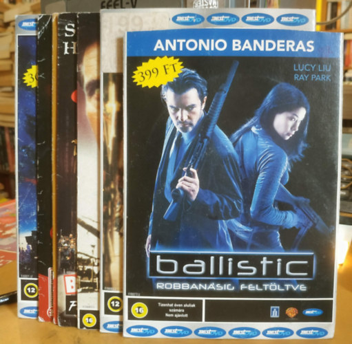 Antonio Banderas, Jean Reno, Sean Penn, Salma Hayek, Donald Sutherland, Paul Newman, Bruce Willis - 7 db papírtokos DVD vegyes filmek: Ballistic; Jaguár; Menedékjog; A Notre Dame-i toronyőr; Fellini: Casanova; Pénzt és életet; Az ötödik elem