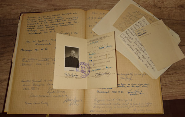 Sz�ke Gy�rgy V�c egyh�zmegyei pap vend�gk�nyve rengeteg bejegyjz�ssel �s mell�klettel