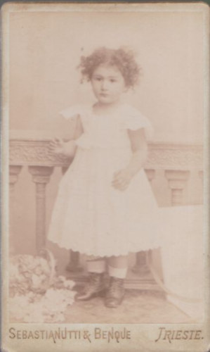 Sebastian Benque: Feh�r ruh�s kisl�ny (6x10 cm) (vizitk�rtya)