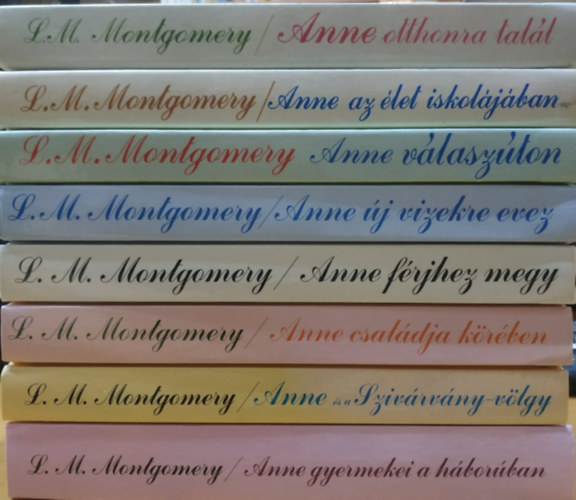 L. M. Montgomery - 8 db L. M. Montgomery: Anne otthonra tall; Anne az let iskoljban; Anne j vizekre evez; Anne frjhez megy; Anne csaldja krben; Anne s a Szivrvny-vlgy; Anne gyermekei a hborban (Teljes)