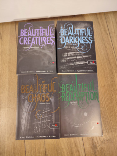 Kami Garcia, Margaret Stohl - Caster krnikk sorozat 1-4. (Beautiful Creatures - Lenygz teremtmnyek / Beautiful Darkness - Lenygz sttsg / Beautiful Chaos - Lenygz Kosz / Beautiful Redemption - Lenygz megvlts)