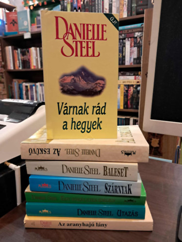 Danielle Steel - 7 db-os Danielle Steel KNYVMENT AJNLAT: Szrnyak, Egy tkletes idegen, Vrnak rd a hegyek, Az eskv, Utazs, Az aranyhaj lny, Baleset