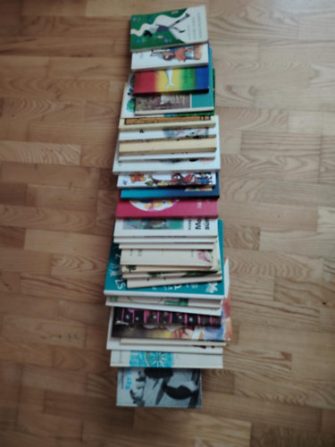 (28 db.) Retro meseknyv/Gyere haza/Cutkajutka mesi/A delfines kislny s a ravaszdi rka/Tavaszi expedci/A nagyhatalm sndiszncska/A bors szem emberke  az egygy legnyke/Pingvin fotk/tndr mesk/Zongora bill s a mad