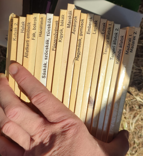 20 db Bvr zsebknyv / Kutyk; Kutyk 2.; Halak; llatkerti emlsk; Fk, bokrok; Hzillatok; Sskk, szcskk, tcskk; Fszernvnyek; Kgyk, bkk; Macskk; svnyok; Hagymsok, gumsok; Emberek; Lepkk; Lovak; Ten