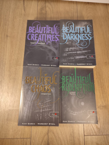 Kami Garcia, Margaret Stohl - Caster krnikk sorozat 1-4. (Beautiful Creatures - Lenygz teremtmnyek / Beautiful Darkness - Lenygz sttsg / Beautiful Chaos - Lenygz Kosz / Beautiful Redemption - Lenygz megvlts)