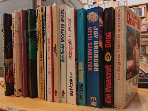 Patricia Highsmith, Michael de Larrabeiti, Orosz Zoltn, Robert van Gulik, Ruth Rendell, Ross MacDonald, Ross Thomas, Bokor Lszl, Peter O'Donnell, Len Deighton, Kim Wozencraft, Jay Brandon, Ilie - 15 db krimi: A hiszkeny csal; A br s a gyilkos; Temets Berlinben; Drog; Helyi szablyok; Adogat: a "Hall"; A knai haranggyilkossg esete; Kegyetlen hollk; A barbr part; Dupla vagy semmi; Riad a kpernyn; Modesty Blaise; A