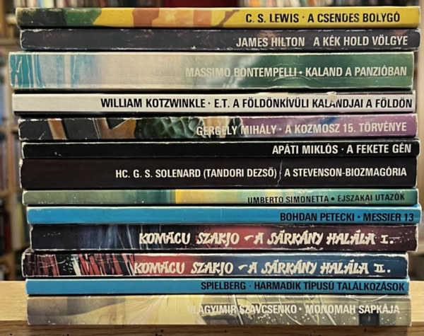 Vlagyimir Szavcsenko, Steven Spielberg, Komacu Szakjo, Bohdan Petecki, Umberto Simonetta, HC. G. S. Solenard (Tandori Dezs), Apti Mikls, William Kotzwinkle, Massimo Bontempelli, James Hilton, C. - 13 db Kozmosz ktet: Monomah sapkja, Harmadik tipus tallkozsok, A srkny halla I-II., Messier 13, jszakai utazk, A Stevenson-biozmagria, A fekete gn, E.T. a fldnkvli kalandjai a fldn, Kaland a panziban, A kk hold