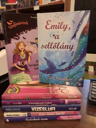 Audrey Vernick, Liz Kessler, Franziska Gehm, Norah McClintock, G. G. Elliot, Malin Stehn, Angela Dorsey - 7 db-os ifj�s�gi reg�nyek K�NYVMENT� AJ�NLAT: Vizeslufi, Emily, a sell�l�ny, Egy harap�smentes kaland, A bet�r�, A krist�lypalota foglyai, Egy igazi bar�t, Gy�zelmek nyara-H�v�sz�