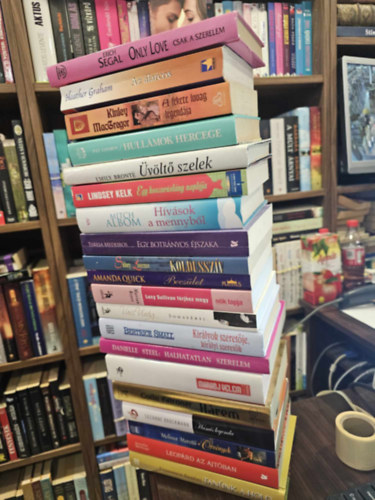 Erich Segal, Heather Graham, Kinley MacGregor, Pat Conroy, Emily Bronte, Lindsey Kelk, Mitch Albom, Teresa Medeiros, Sindey Lawrence, Amanda Quick, Marian Keyes, Vass Virg, Beatrice Small, Danielle - 20db-os romantikus KNYVMENT AJNLAT: Only Love+ Az larcos+ A fekete lovag legendja+ Hullmok hercege+ vlt szelek+ Egy koszorslny naplja+ Hvsok a mennybl+ Egy botrnyos jszaka+ Koldusszv+ Becslet+ Sohafrfi+ Luci Su