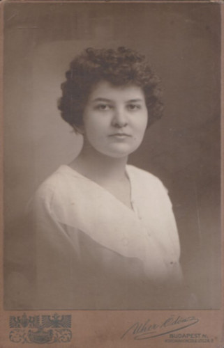 Uher Ödön: Rövidhajú leány (10,5x16,5 cm) (kabinetfotó)