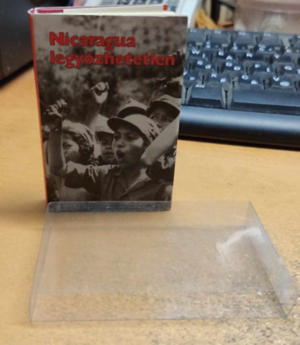 Wertheimer Andor - Nicaragua legy�zhetetlen (Nicaragua nem adja el, nem adja meg mag�t) Interj�k nicaraguai vezet�kkel