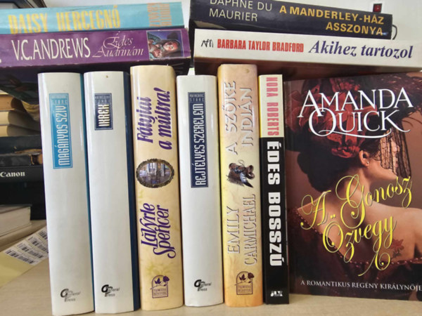 Daphne Du Maurier, Barbara Taylor Bradford, Judith Krantz, V. C. Andrews, Amanda Quick, Nora Roberts, Katherine Stone, LaVyrle Spencer, Emily Carmichael - 11db romantikus ktet, KNYVMENT AJNLAT: A Manderley-hz asszonya, Akihez tartozol, Daisy hercegn, des Audrinm, A gonosz zvegy, des bossz, Magnyos szv, Ikrek, Ftylat a mltra, Rejtlyes szerelem, A szke indin