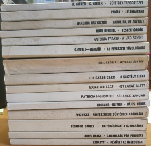 Antonia Fraser, Edgar Wallace, Patricia Highsmith, Lionel Black, Desmond Bagley - 15 db krimi: A festett rdg; A kastly titka; A vad sziget; Az elveszett tzoltaut; Bjos hekus; Fantasztikus bntnyek krnikja; Gyilkos rnyak; Gyilkossg pr pennyrt; Hajtvadszat a Szaharban; Ht lakat alatt; Karolina, n