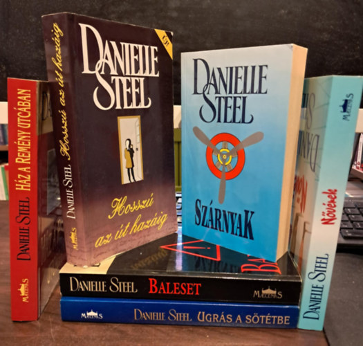 Danielle Steel - 6 db Danielle Steel KNYVMENT AJNLAT: Szrnyak+Ugrs a sttbe+Baleset+Hossz az t hazig+Nvrek+ Hz a remny utcban
