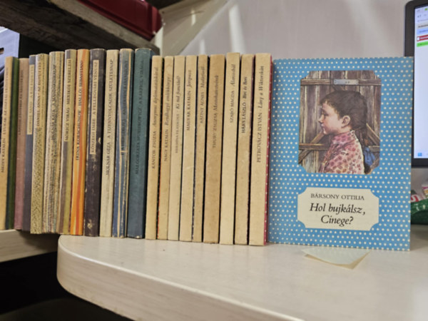 B�rsony Ottilia, Petrov�cz Istv�n, H�rs L�szl�, Szab� Magda, Thury Zsuzsa, B�lint �gnes, Magyar Katalin, Herm�na Frankov�, Nagy Katalin, K�ntor Zsuzsa, Malgorzata Musierowicz, Iva Herc�ko - 21db p�tty�s �s cs�kos k�nyv, K�NYVMENT� AJ�NLAT: Hol bujk�lsz Cinege?+ L�ny a Wiktorsk�n+ Biri �s Bori+ �larcosb�l+ Mostohatestv�rek+ Mad�rf�rd�+ Jeripusz+ Ki tud franci�ul?+ Rendhagy� eml�kk�nyv+ Anonymus diplomatat�sk�val+