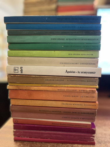 Christiane Rochefort, John Berger, Emil Manov, Bohumil Hrabal, Alberto Moravia, John Updike, Franz Kafka - 34 db Eurpa Zsebknyv