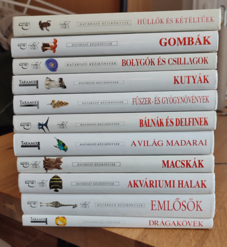 Határozó Kézikönyvek sorozat 11 kötete (Drágakövek, A világ madarai, Kutyák, Macskák, Akváriumi halak, Bolygók és csillagok, Emlősök, Fűszer- és gyógynövények, Bálnák és delfinek, Gombák, Hüllők és kétéltűek)